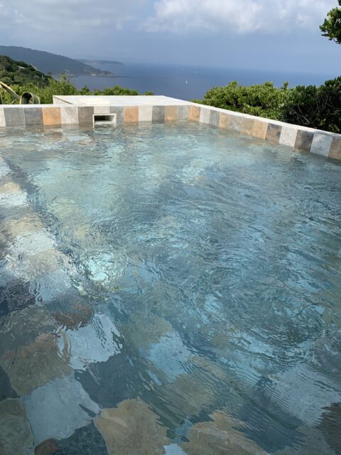 Piscine béton coulé avec rétro eclairage éteint par Yunta Genèse