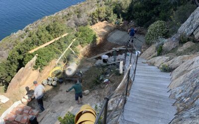 Vue de la zone avant intégration d ela piscine à flanc de colline par Yunta genèse