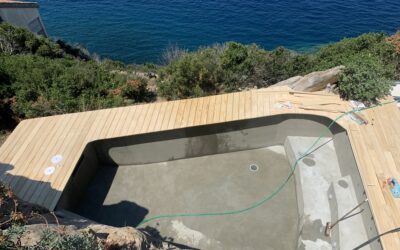 Piscine en béton coulé sur l'ile du Levant par Yunta Genèse