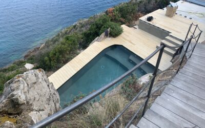vue surplomban,te la piscine en béton coulé à flanc de colline sur l'ile du levant par Yunta Genèse