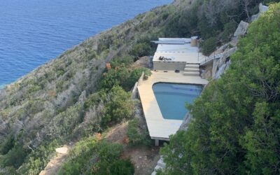 Vue lointaine de la piscine à flanc de colline sur l'ile du levant par Yunta Genèse