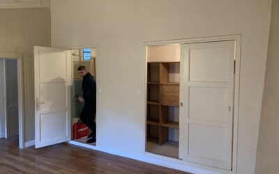 Intégration de rangement discrets dans chambre rénovvée Peillon